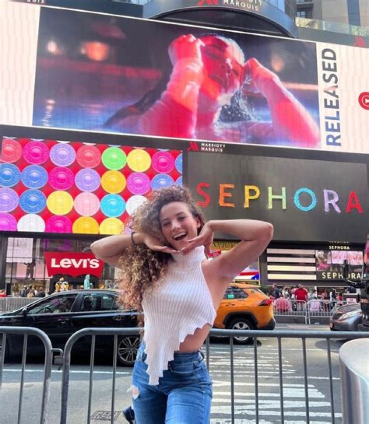 Sofie Dossi posing with the sun rays just to the right of her face.