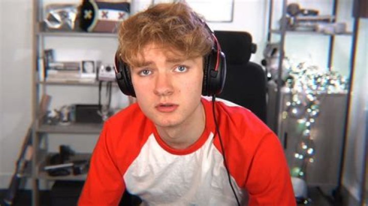 TommyInnit Net Worth- tommyinnitt-play-Button